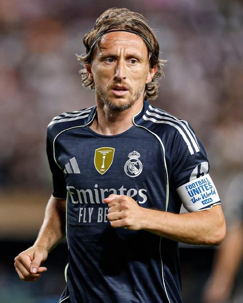 阿夫迪亚成50年来开拓者首位3场砍90+30+30球员