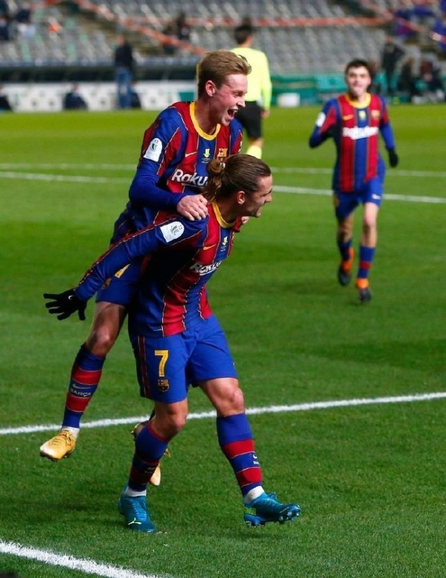 半场：奥格斯堡2-0勒沃库森，吉安努利斯传射，安东-卡德破门