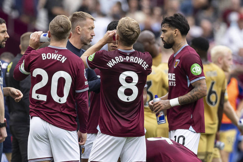 足球巴萨后防大将伤缺四周，主帅表情凝重